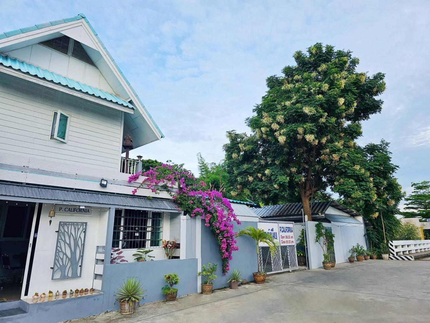 P.California Inter Hostel Nang Rong Exterior foto